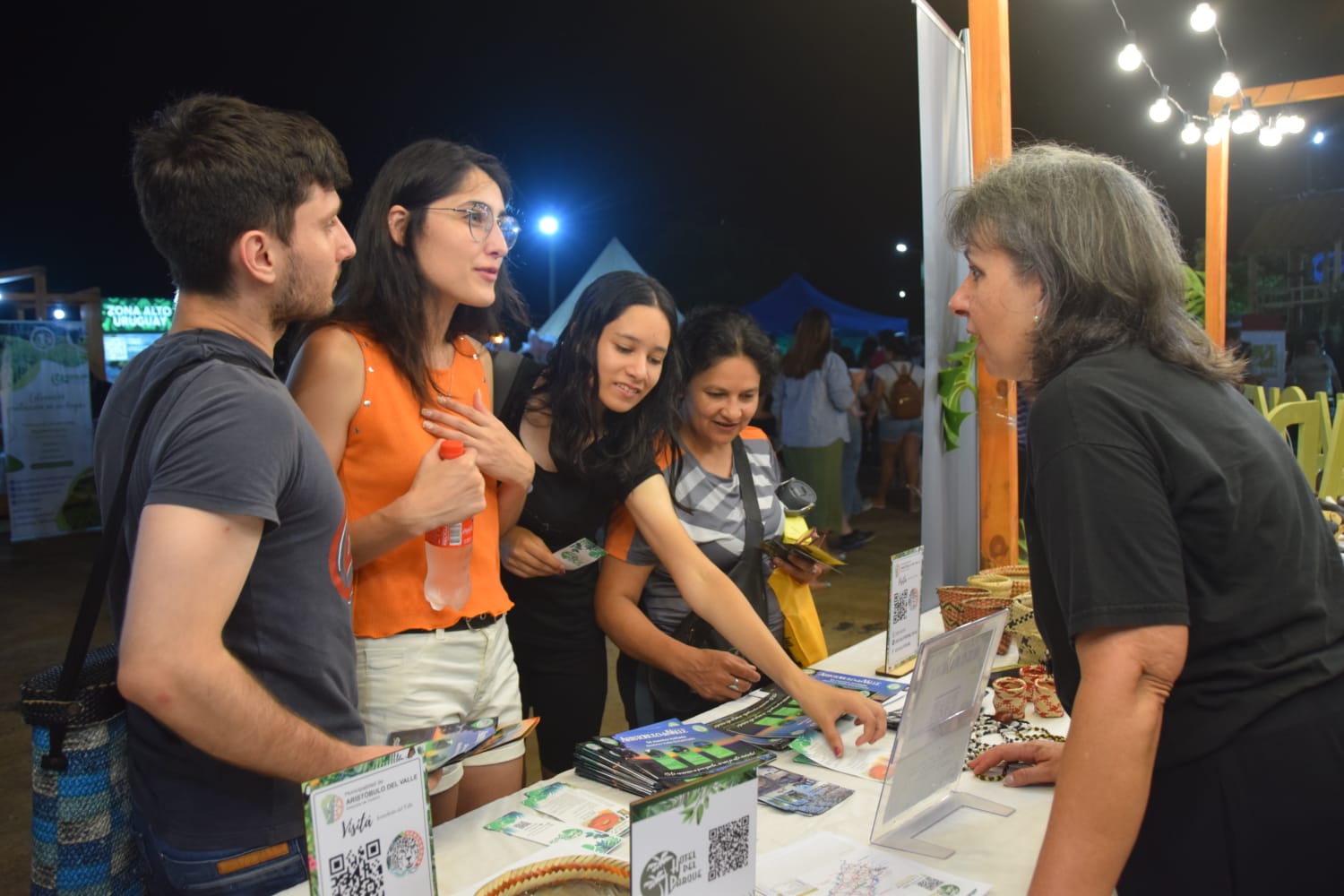 Con más de 120 expositores, música y hot sale se instaló la Feria de Turismo de Misiones en la Cascada de Posadas