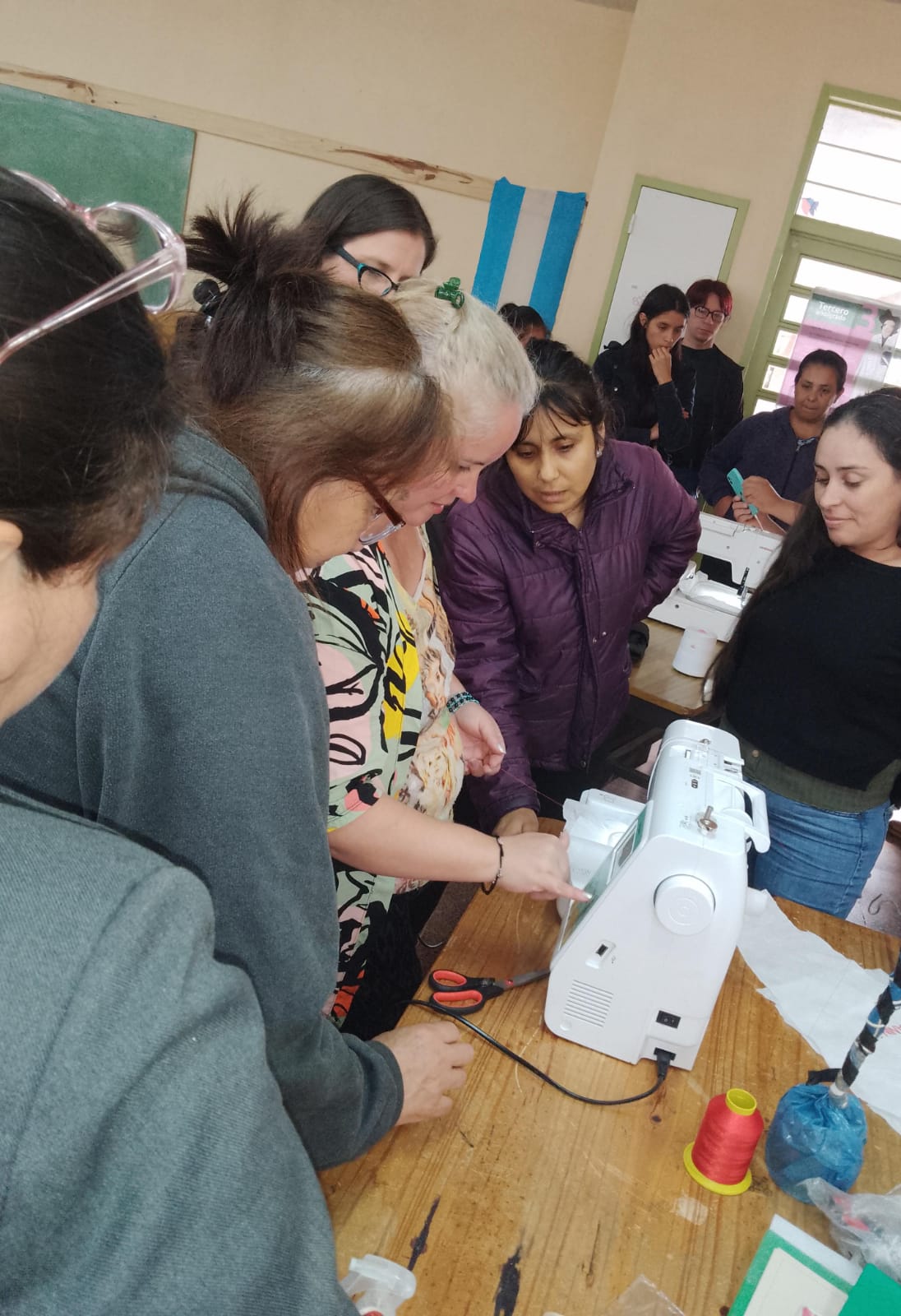 Posadas: Capacitan sobre mantenimiento de máquinas de coser en Itaembé Guazú