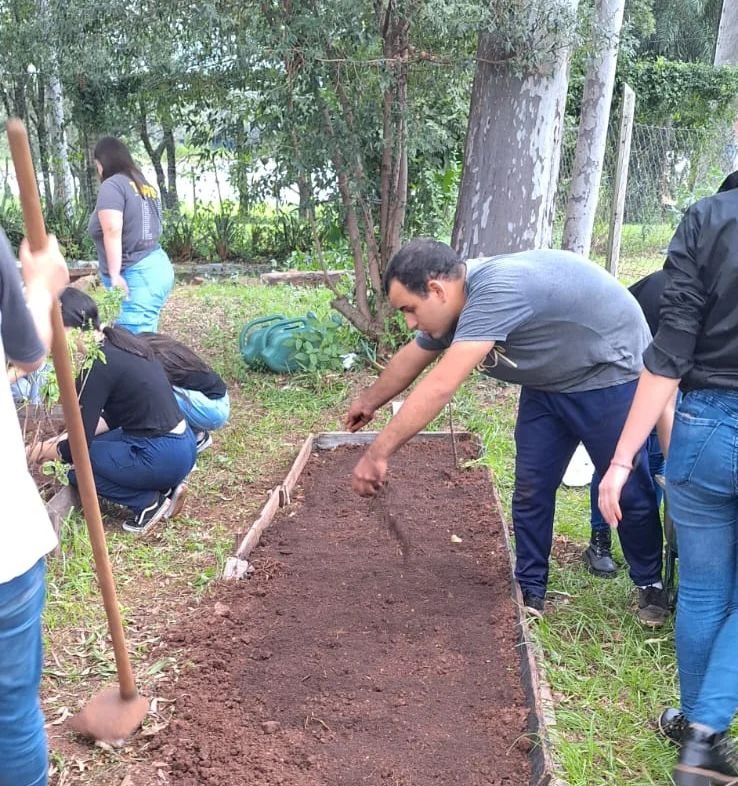 Entrega de plantines a alumnos del Instituto Montoya